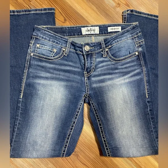 4/$15 Daytrip Lynx Bootcut Jeans - Picture 6 of 14